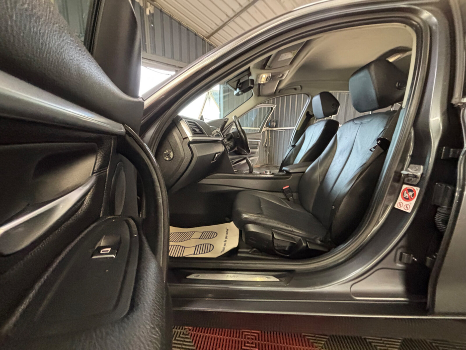 2017 BMW 3 Series - image 19