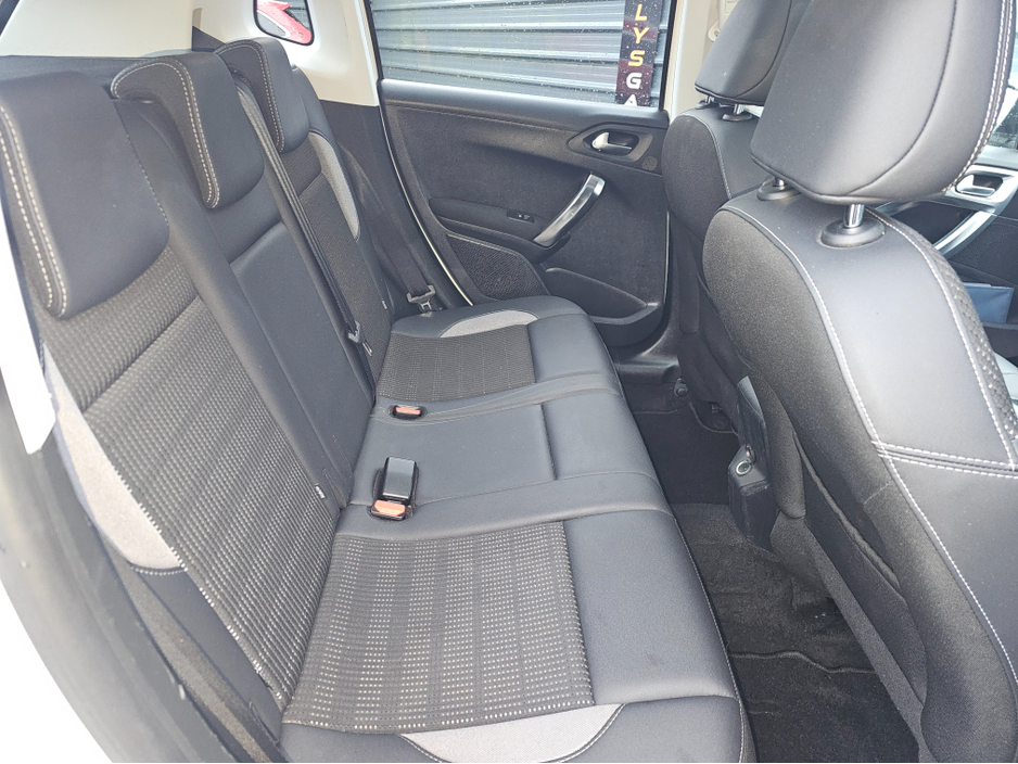 2018 Peugeot 2008 - image 12