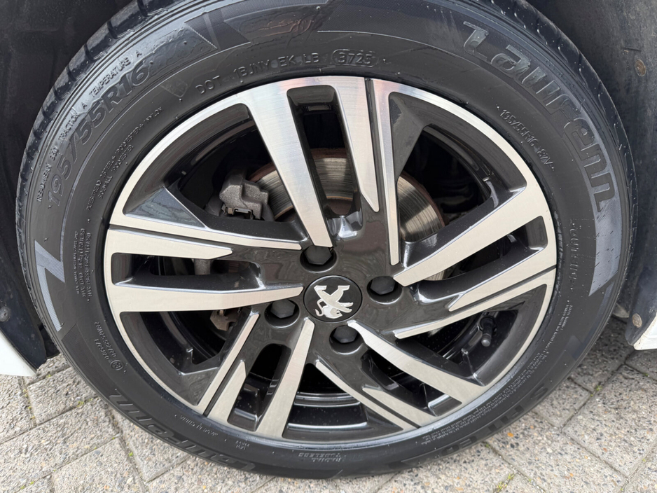 2023 Peugeot 208 - image 8