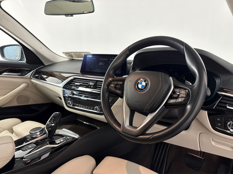 2019 BMW 5 Series - image 15