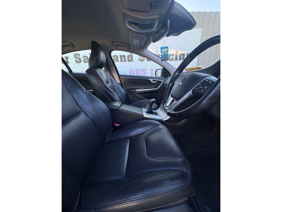 2017 Volvo S60 - image 13