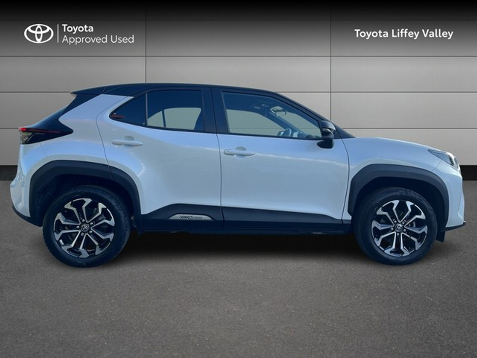 2023 Toyota Yaris Cross - image 3