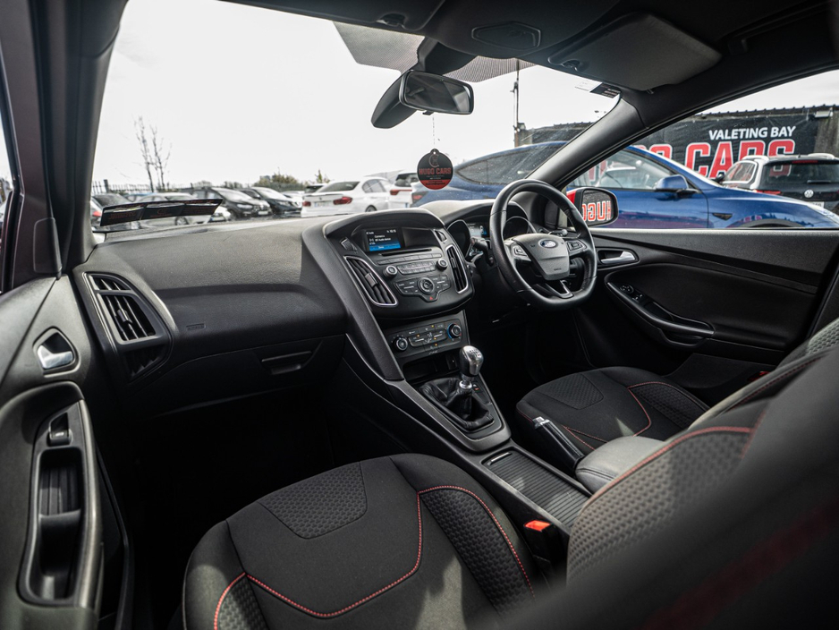 2017 Ford Focus - image 9