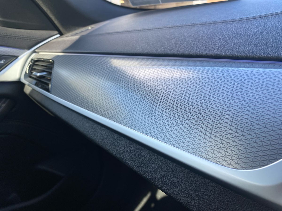 2020 BMW 5 Series - image 21