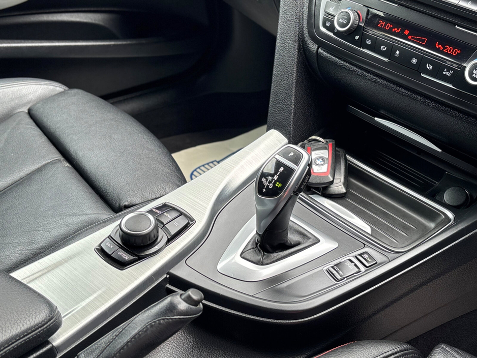 2013 BMW 3 Series - image 8