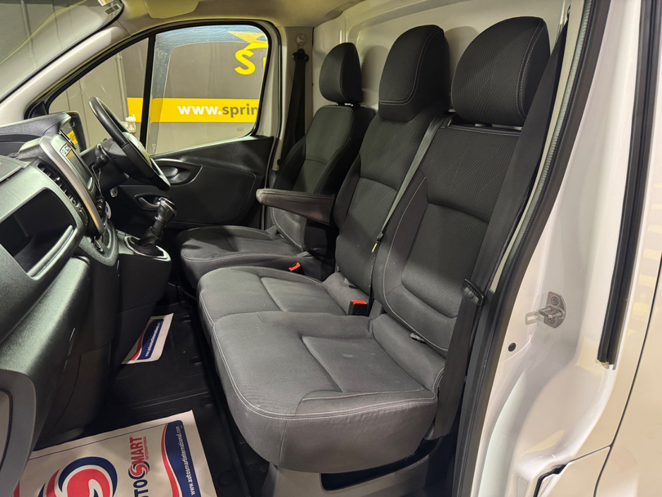 2020 Nissan NV300 - image 7