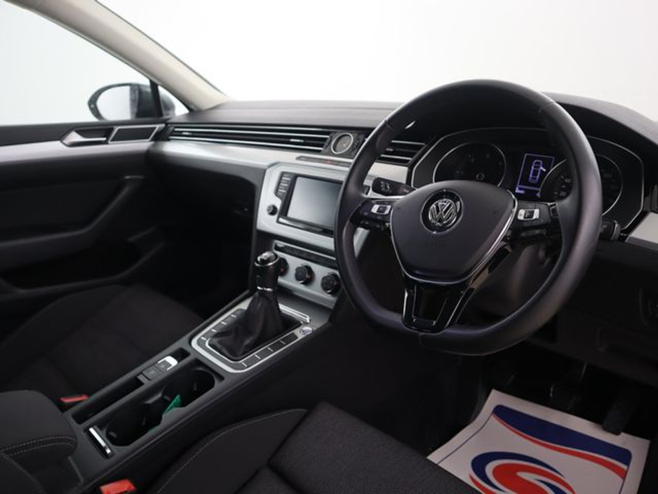 2016 Volkswagen Passat - image 9