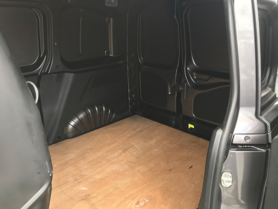 2019 Vauxhall Combo - image 28