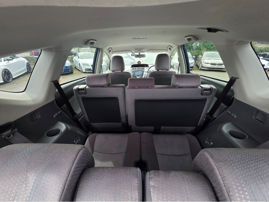 2013 Toyota Prius Alpha - image 11