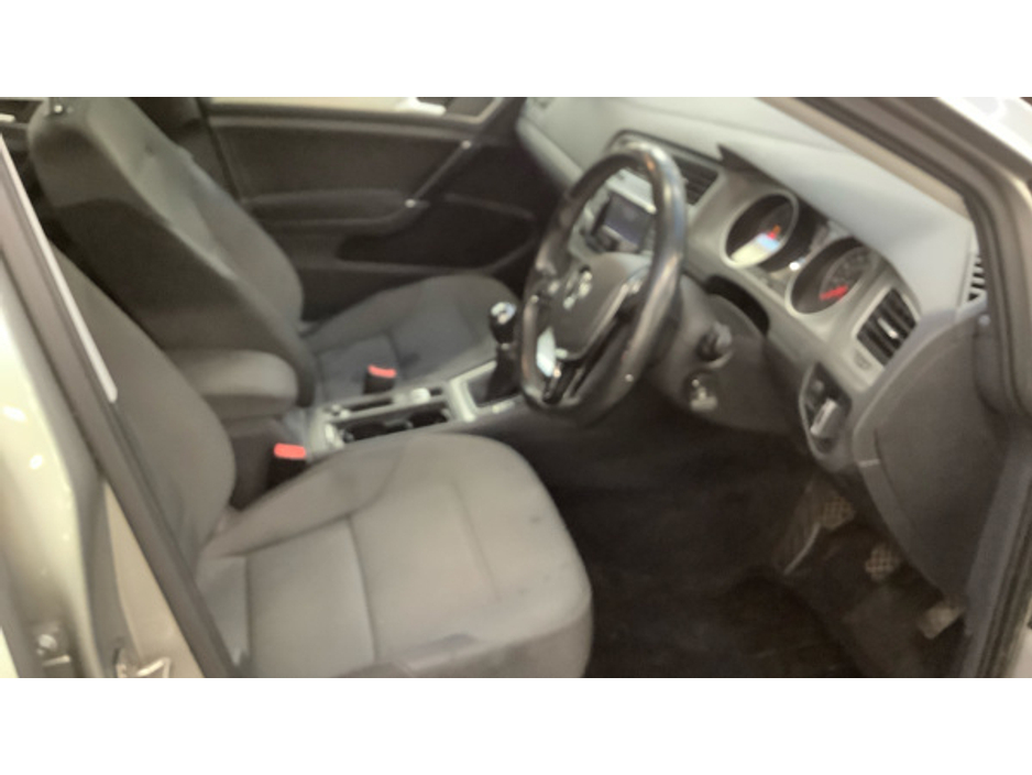 2014 Volkswagen Golf - image 4