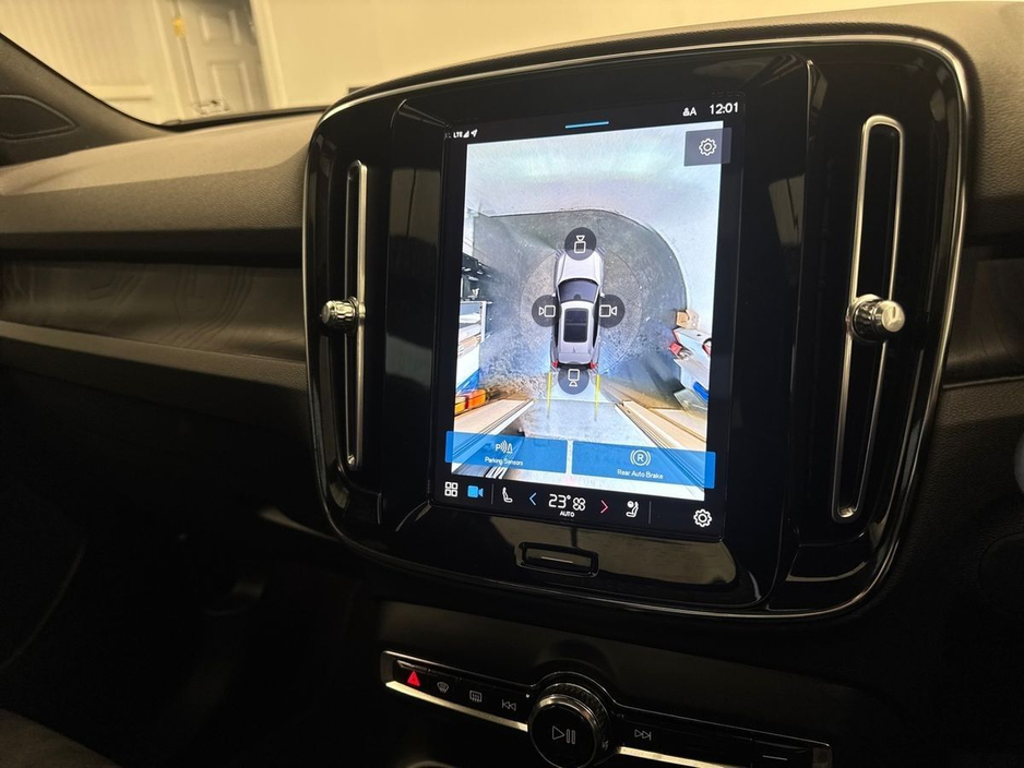 2023 Volvo XC40 - image 22