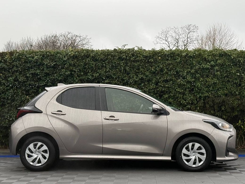 2021 Toyota Yaris 1.5 HYBRID // REVERSE CAMERA // ADAPTIVE CRUISE CONTROL // DIGITAL CLIMATE CONTROL €13,950