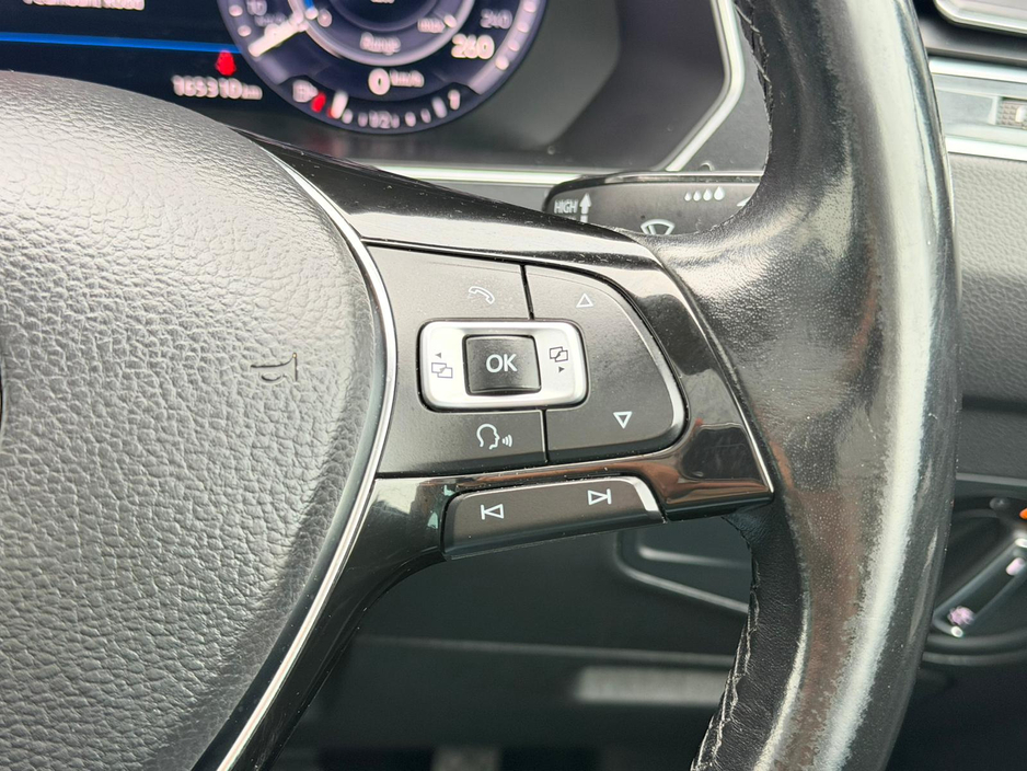 2017 Volkswagen Tiguan - image 25