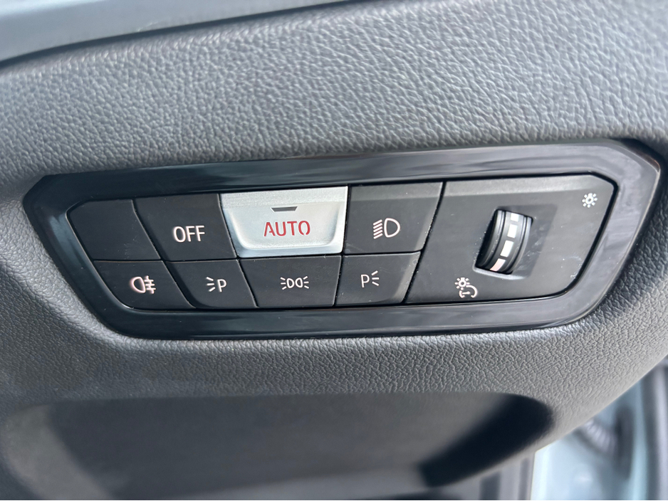 2025 BMW 3 Series - image 24