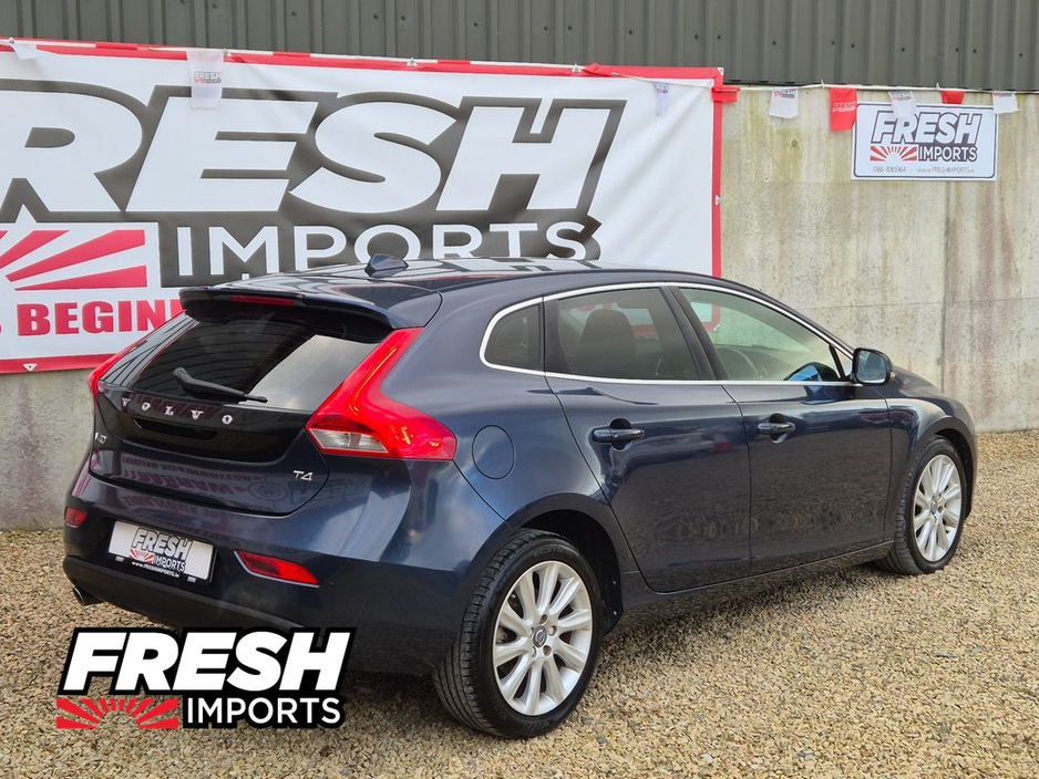 2015 Volvo V40 - image 3