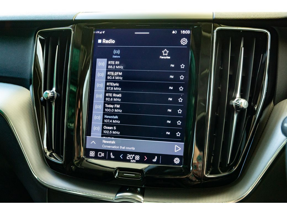 2022 Volvo XC60 T6 CORE BRIGHT SUNROOF 350BHP AWD €42,899