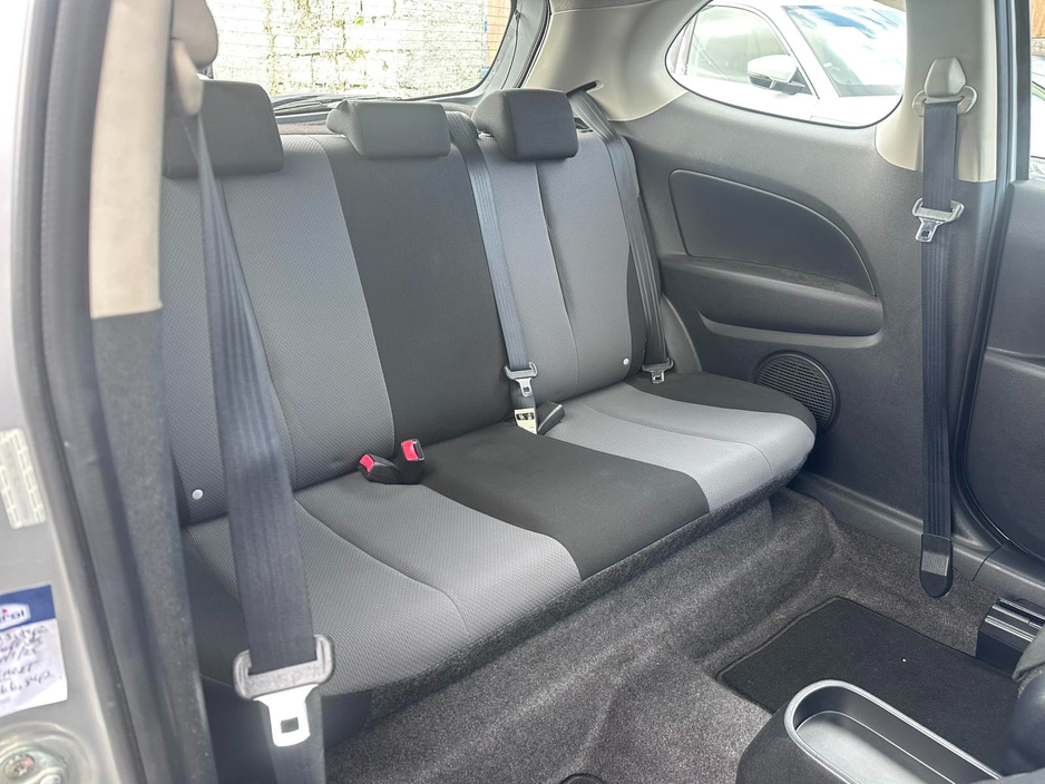 2010 Mazda Mazda2 - image 9