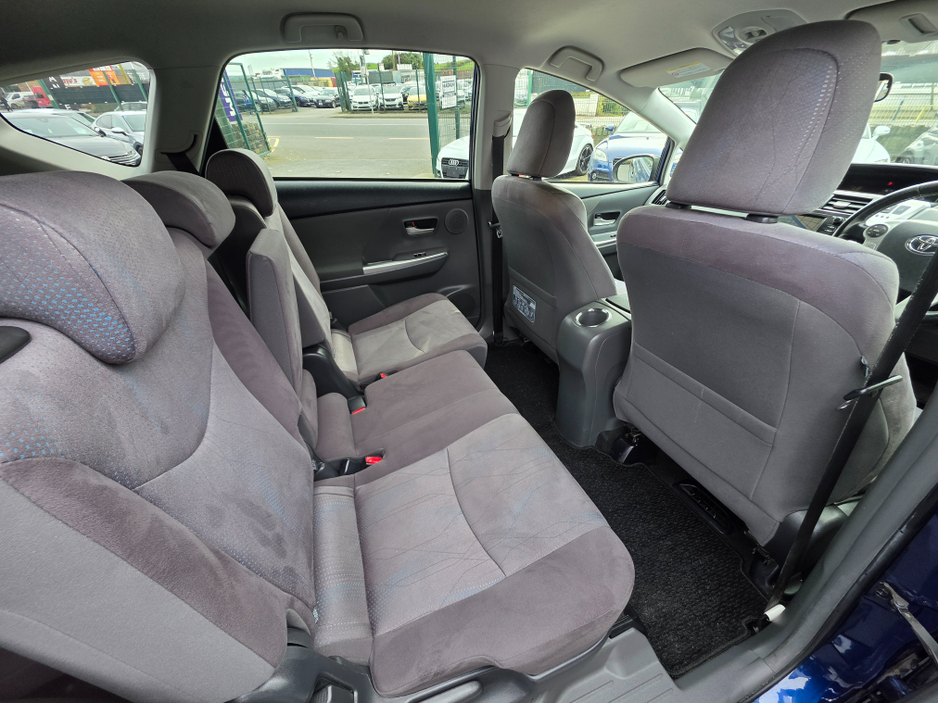 2013 Toyota Prius Alpha - image 9