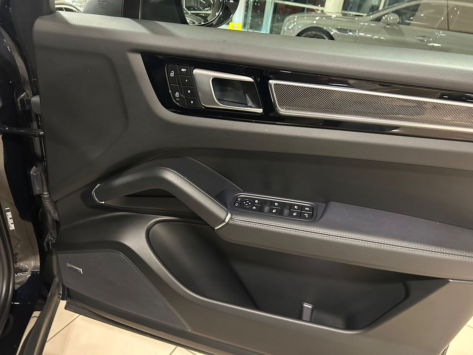 2023 Porsche Cayenne - image 37