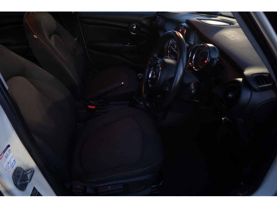 2015 MINI Hatch - image 19