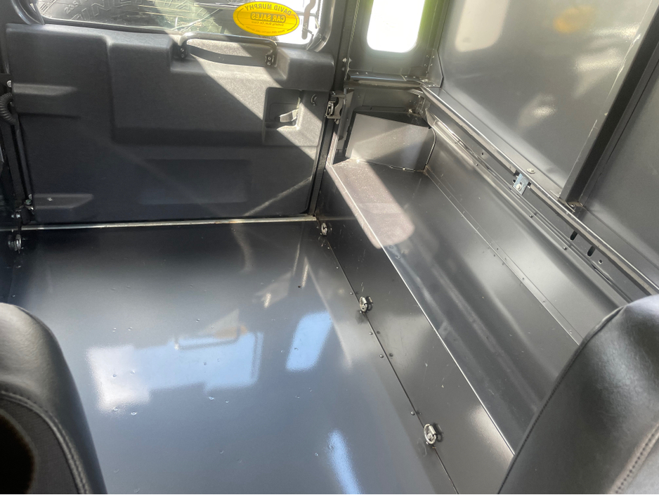 2016 Land Rover Defender - image 8