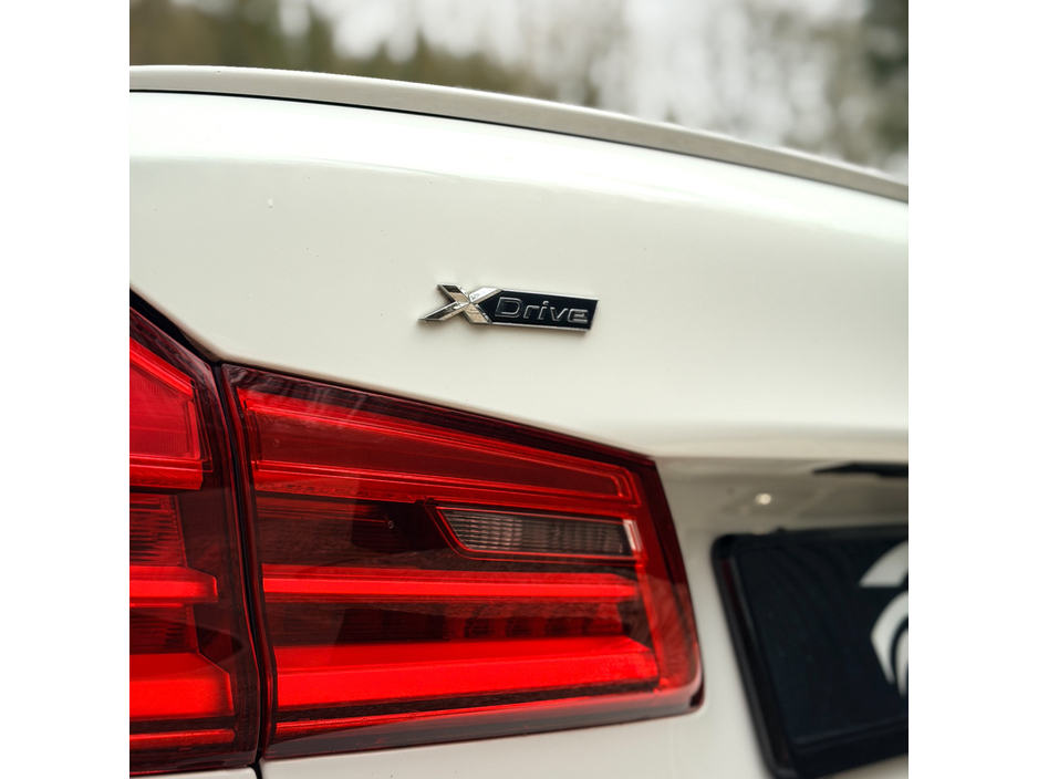 2017 BMW 5 Series - image 8