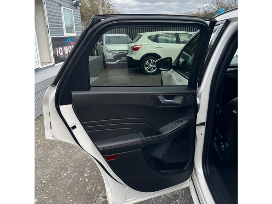 2022 Ford Kuga - image 6