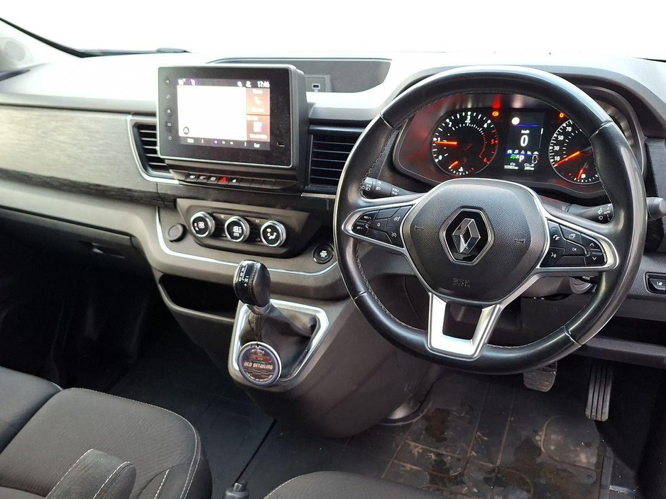 2022 Renault Trafic - image 2