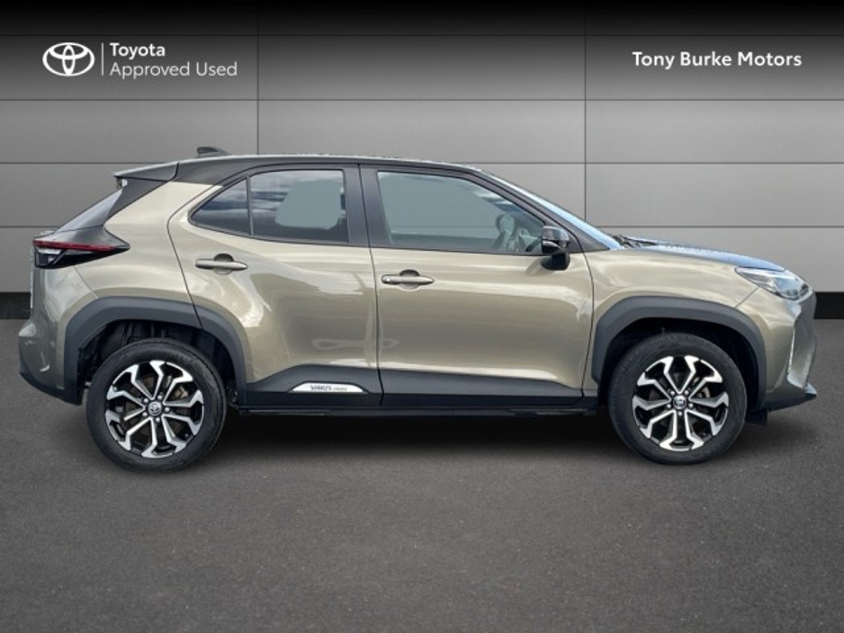 2024 Toyota Yaris Cross - image 3