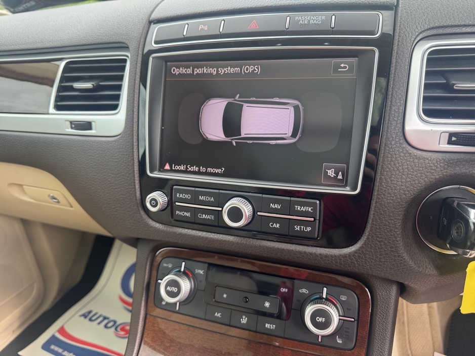 2016 Volkswagen Touareg - image 18