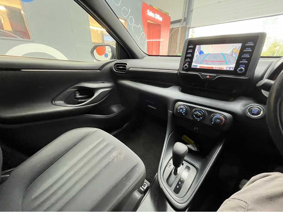 2021 Toyota Yaris - image 13