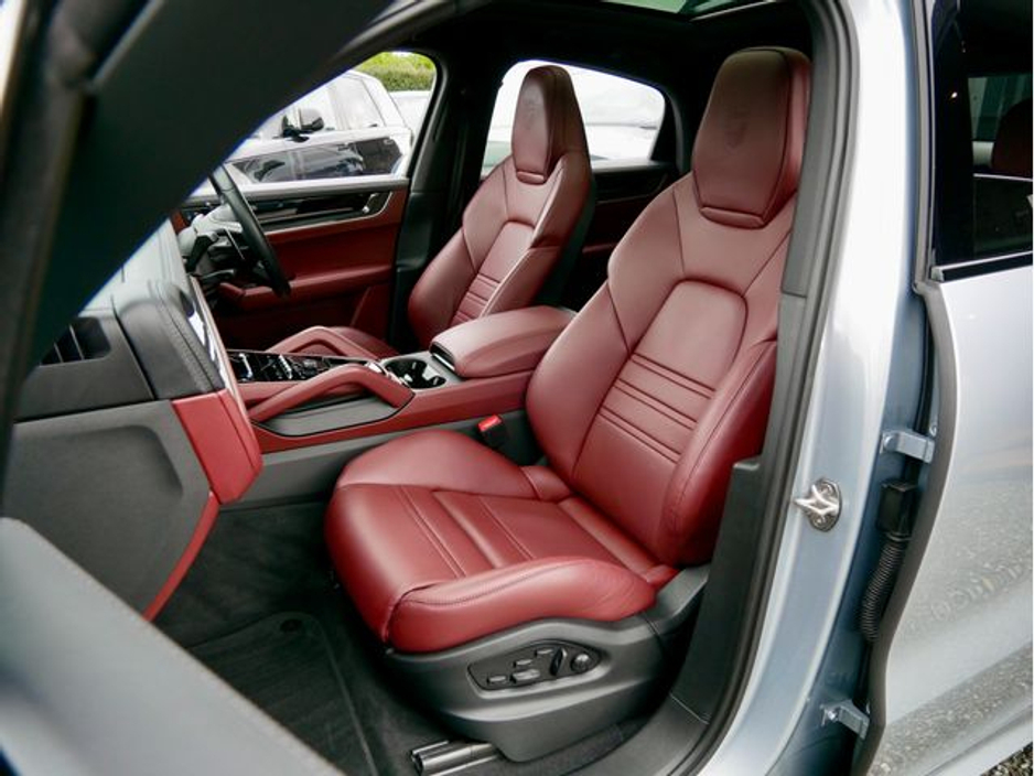 2024 Porsche Cayenne - image 18