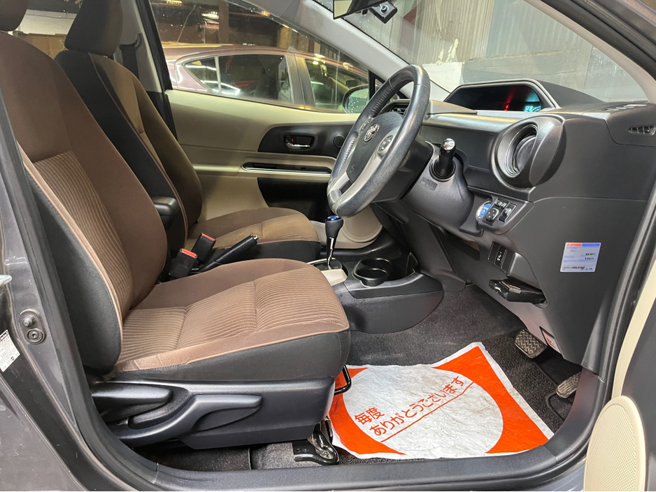 2014 Toyota Aqua 2014 Hybrid auto €8,495