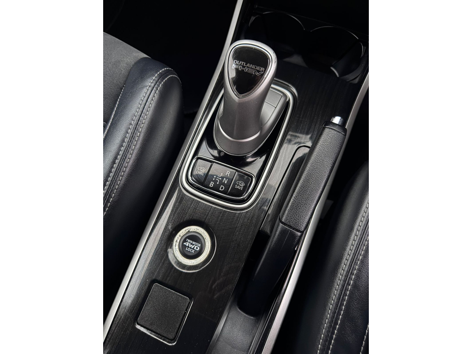 2016 Mitsubishi Outlander - image 24