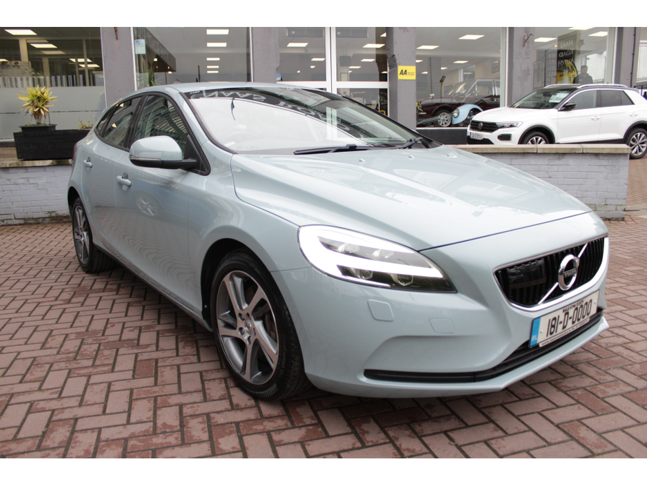 2018 Volvo V40 - image 2
