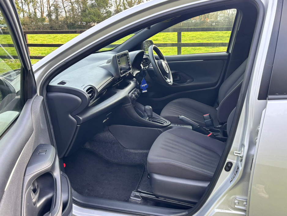 2021 Toyota Yaris - image 11