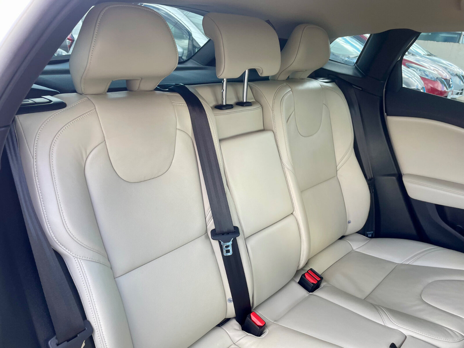 2018 Volvo V40 - image 18