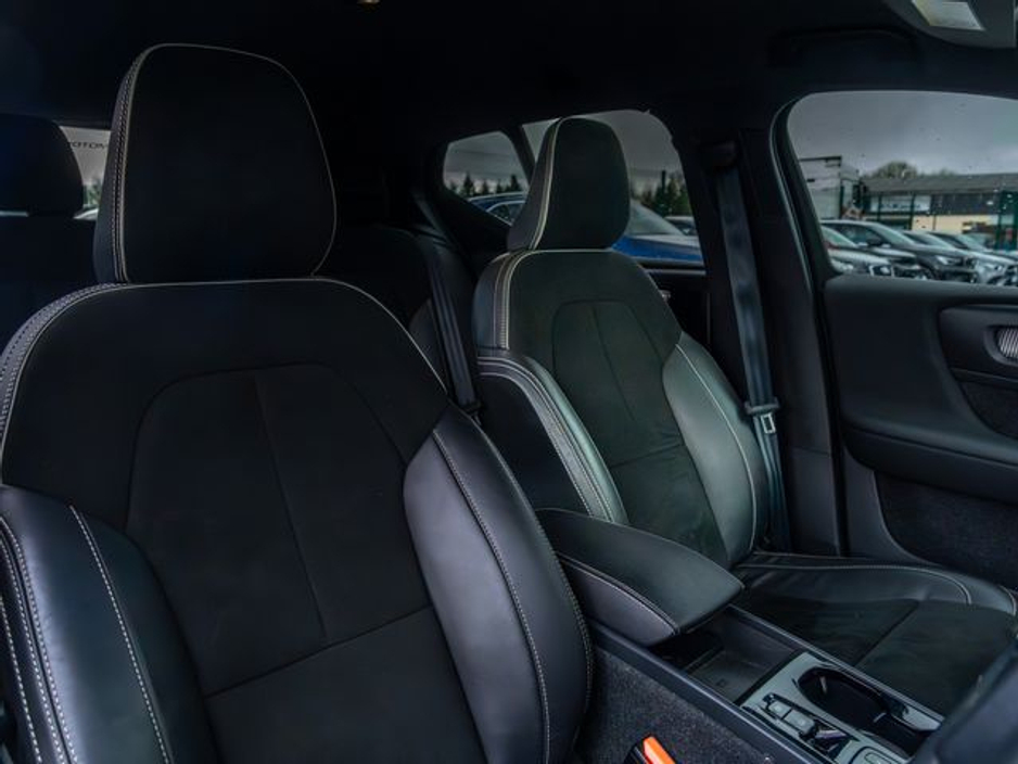 2022 Volvo XC40 - image 11