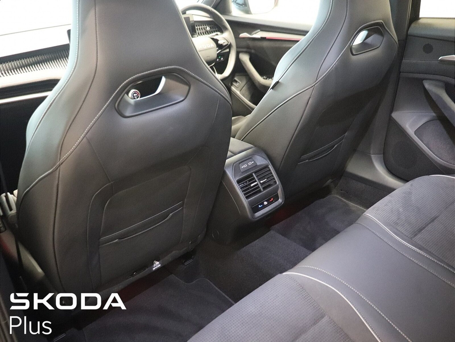2025 Skoda Superb - image 24
