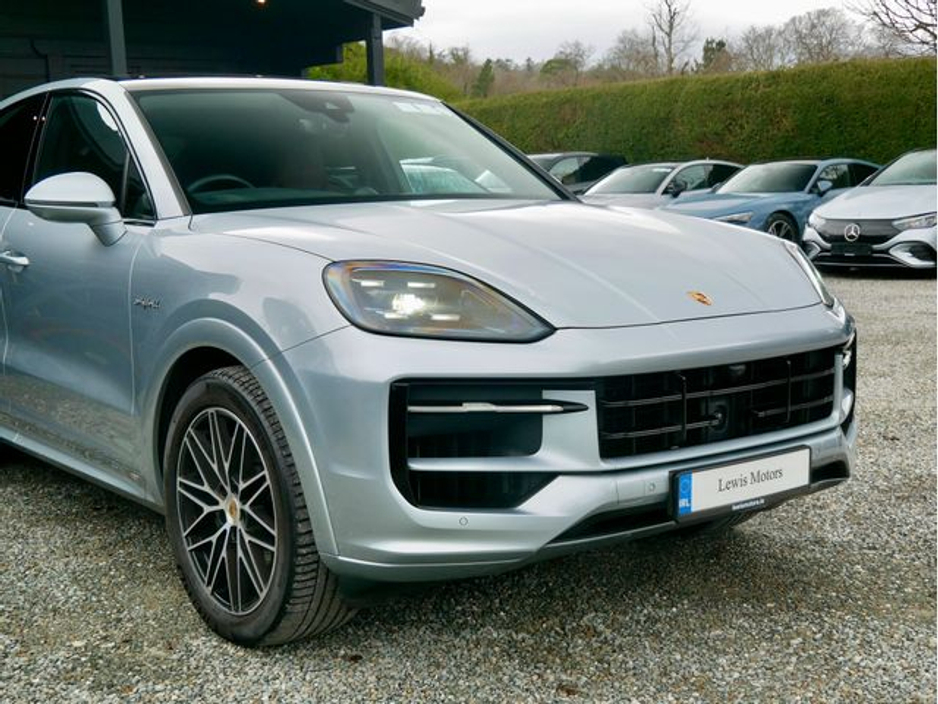 2024 Porsche Cayenne - image 10