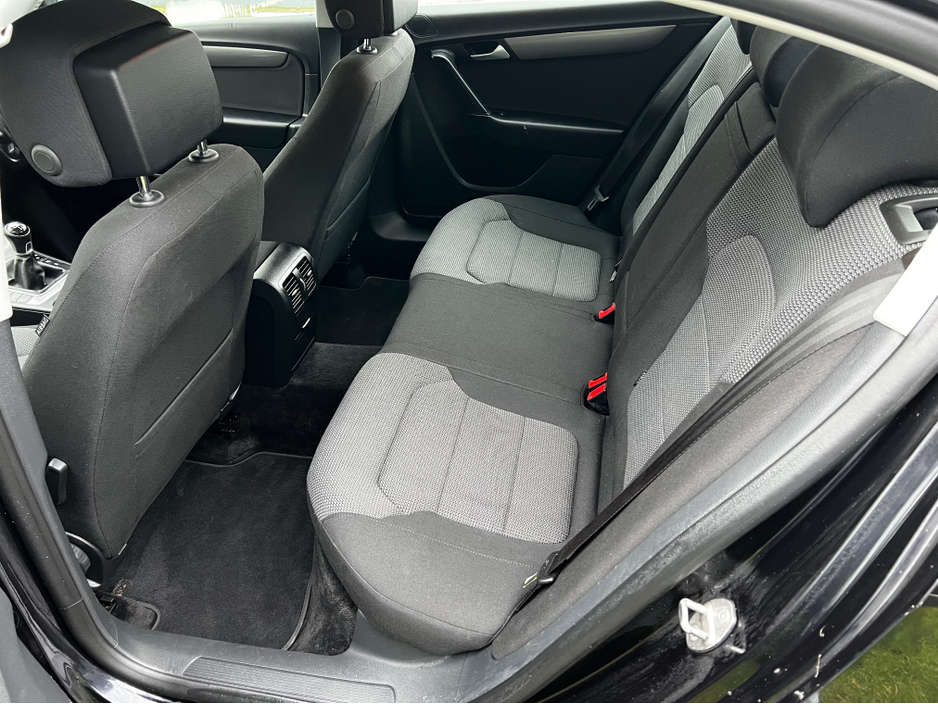 2013 Volkswagen Passat - image 12