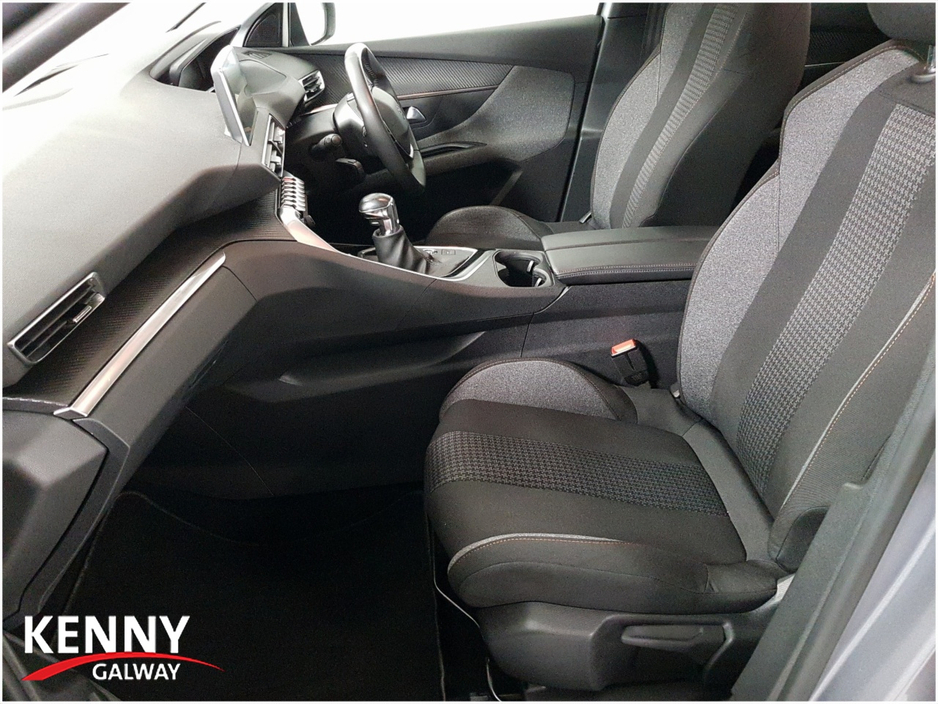 2022 Peugeot 5008 - image 9