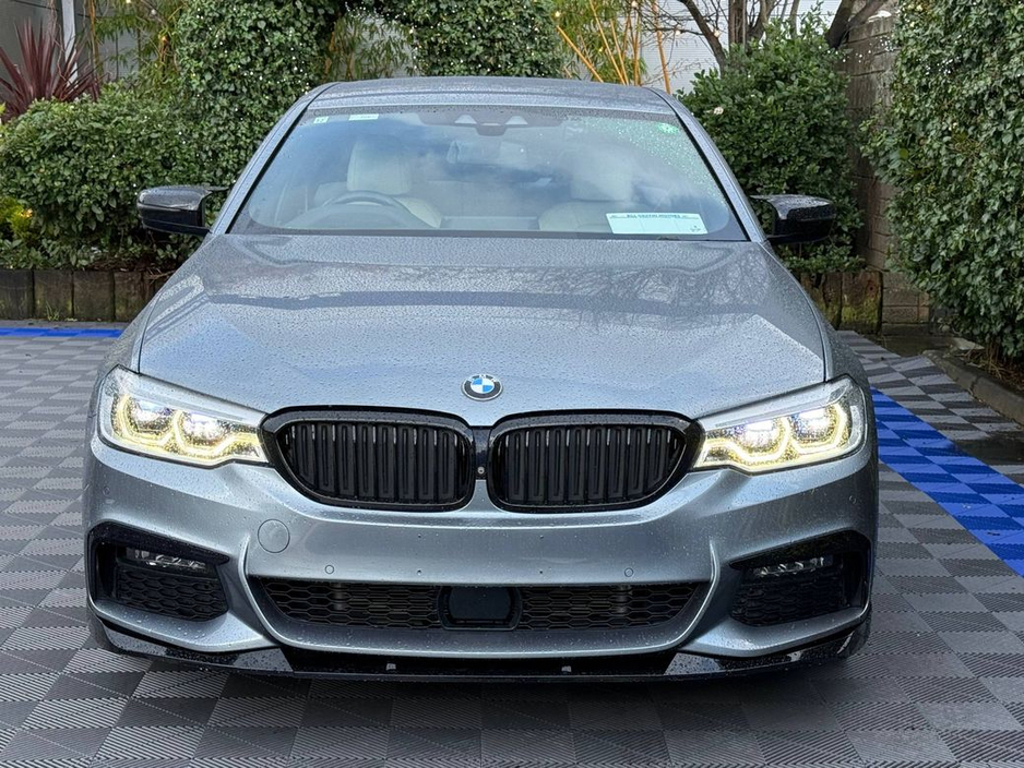 2019 BMW 5 Series 530e M-SPORT COMPETITION 2.0 HYBRID // HEADS-UP DISPLAY // 4 HEATED SEATS // 360 VISUAL PARKING ASSIST €29,900