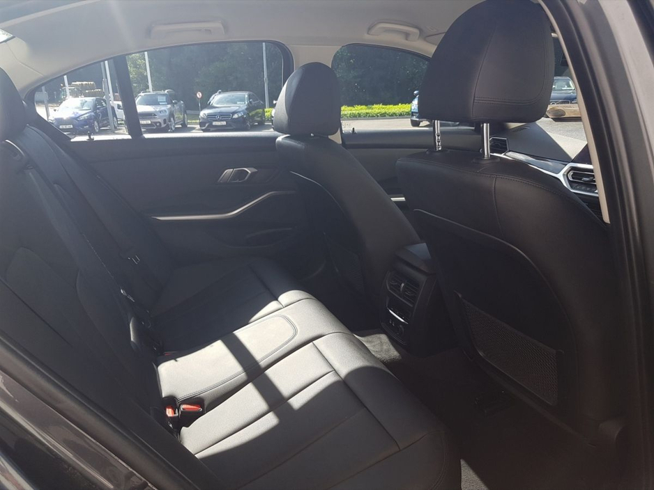 2021 BMW 3 Series - image 10