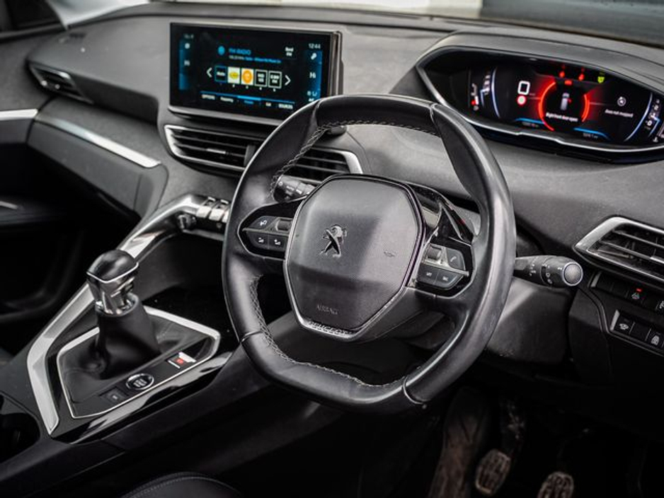 2022 Peugeot 5008 - image 6