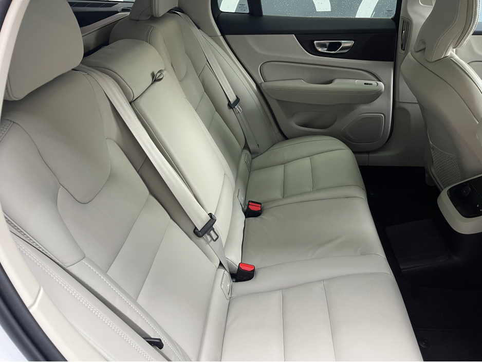 2024 Volvo V60 - image 14