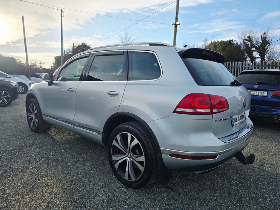 2015 Volkswagen Touareg - image 6