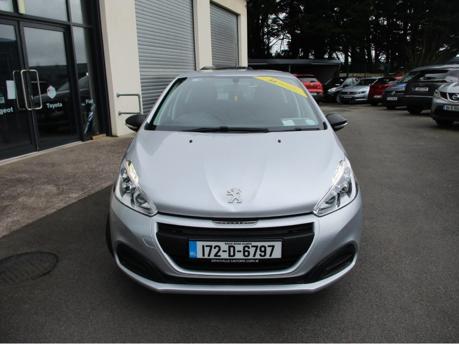2017 Peugeot 208 - image 2