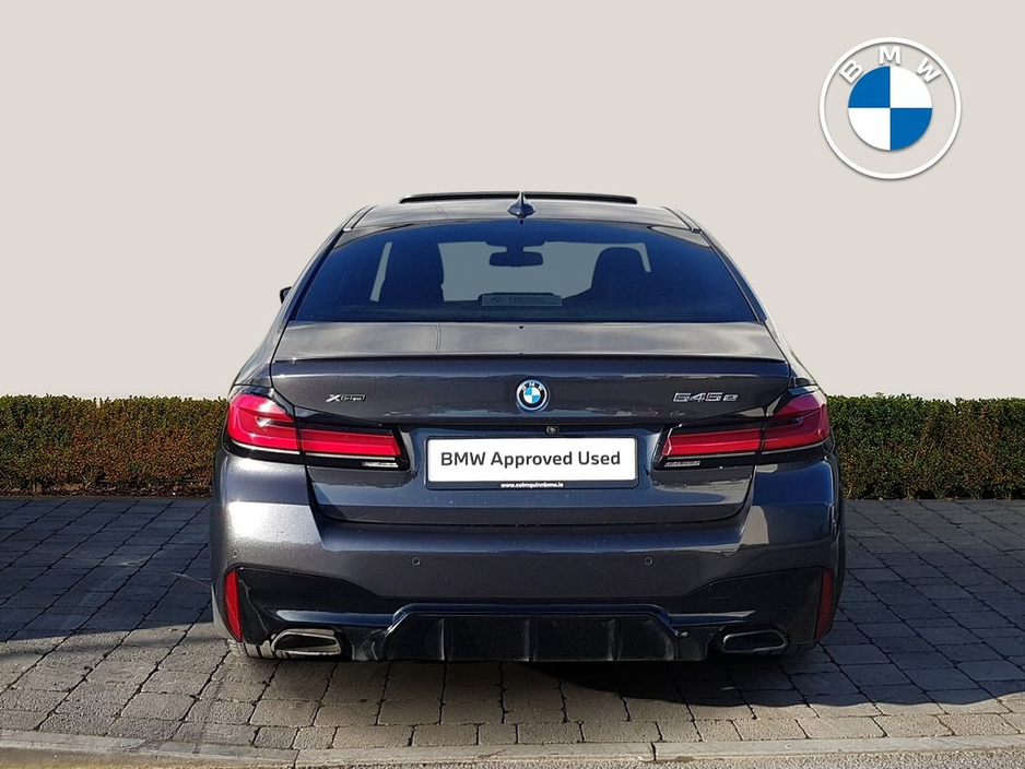 2022 BMW 5 Series - image 13