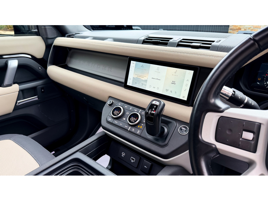 2021 Land Rover Defender - image 13